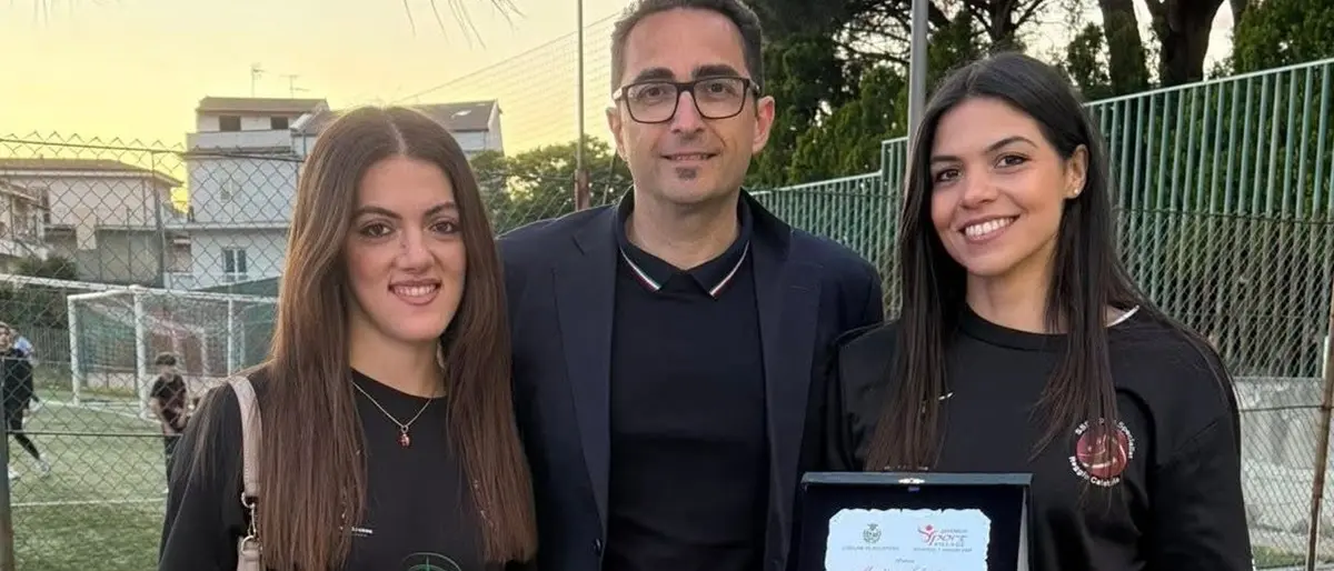 Polistena, il sindaco Tripodi consegna una targa alle\u00A0pallavoliste D’Elia e Salvatore della Puliservice\n