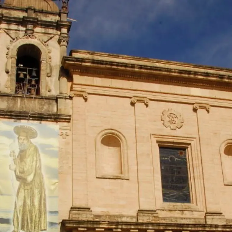 La chiesa di San Francesco di Paola a Cosenza, dove la memoria del santo abita ancora la pietra\n