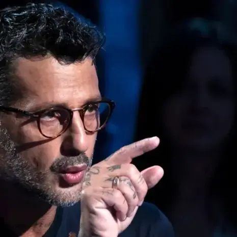 Corona si riprende la scena e lancia la prossima puntata di Falsissimo dedicata ad Arbitropoli\n