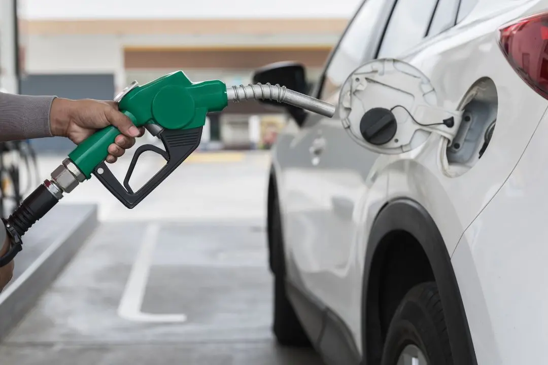 Rincari:\u00A0gasolio sopra i 2 euro al litro, la benzina sale a 1,9. Arriva la stangata per chi rientra dal Ponte dell’1 maggio»\n
