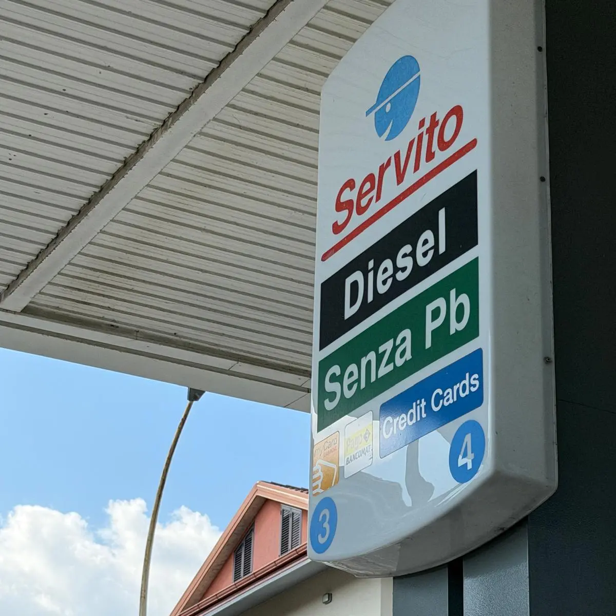<p>Rincari: gasolio sopra i 2 euro al litro, la benzina sale a 1,9. La stangata arriva anche a Catanzaro</p>