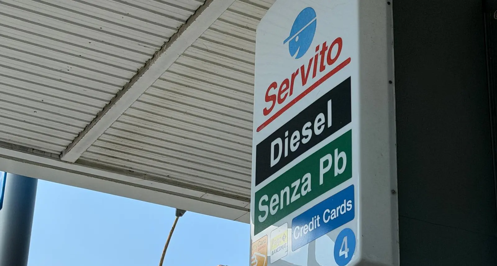 <p>Rincari: gasolio sopra i 2 euro al litro, la benzina sale a 1,9. La stangata arriva anche a Catanzaro</p>