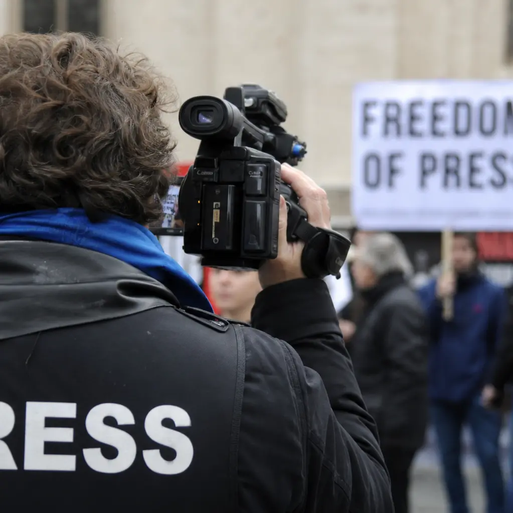 Libertà di stampa sotto pressione: l’Italia scivola al 56° posto e il monito del Papa scuote il dibattito\n
