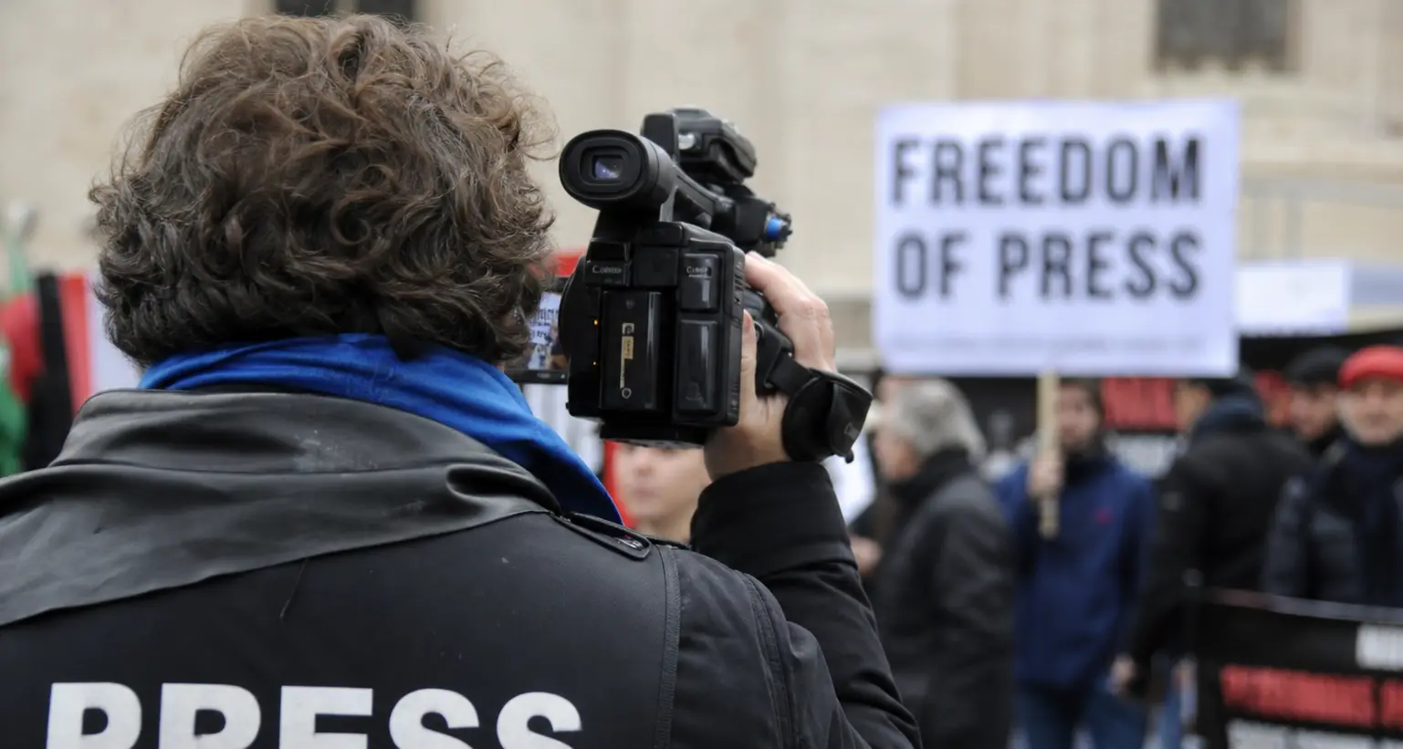 Libertà di stampa sotto pressione: l’Italia scivola al 56° posto e il monito del Papa scuote il dibattito\n