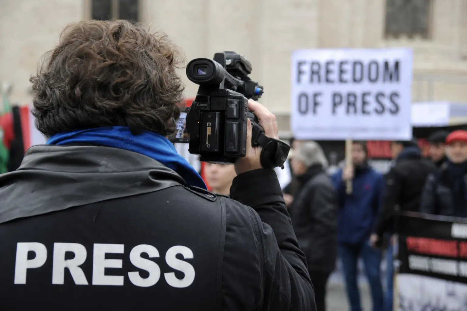 Libertà di stampa sotto pressione: l’Italia scivola al 56° posto e il monito del Papa scuote il dibattito\n