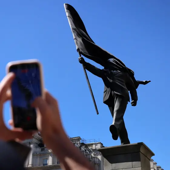 Bansky,\u00A0l’ideologia del precipizio: “L’uomo che marcia bendato dalla bandiera”\n