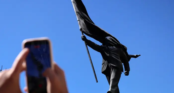 Bansky,\u00A0l’ideologia del precipizio: “L’uomo che marcia bendato dalla bandiera”\n