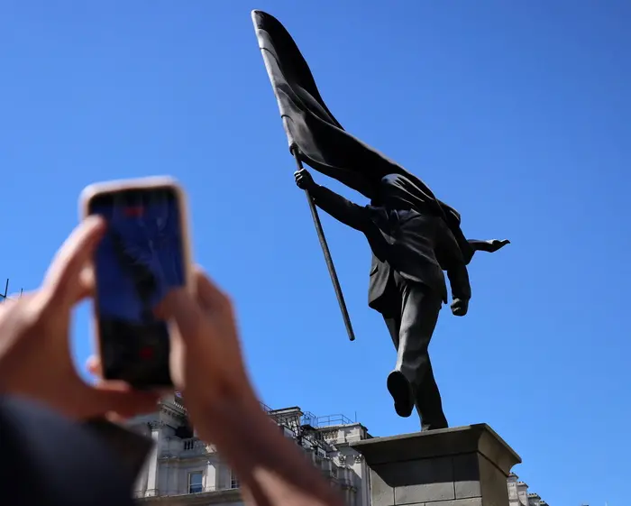 Bansky,\u00A0l’ideologia del precipizio: “L’uomo che marcia bendato dalla bandiera”\n