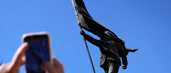 Bansky,\u00A0l’ideologia del precipizio: “L’uomo che marcia bendato dalla bandiera”\n