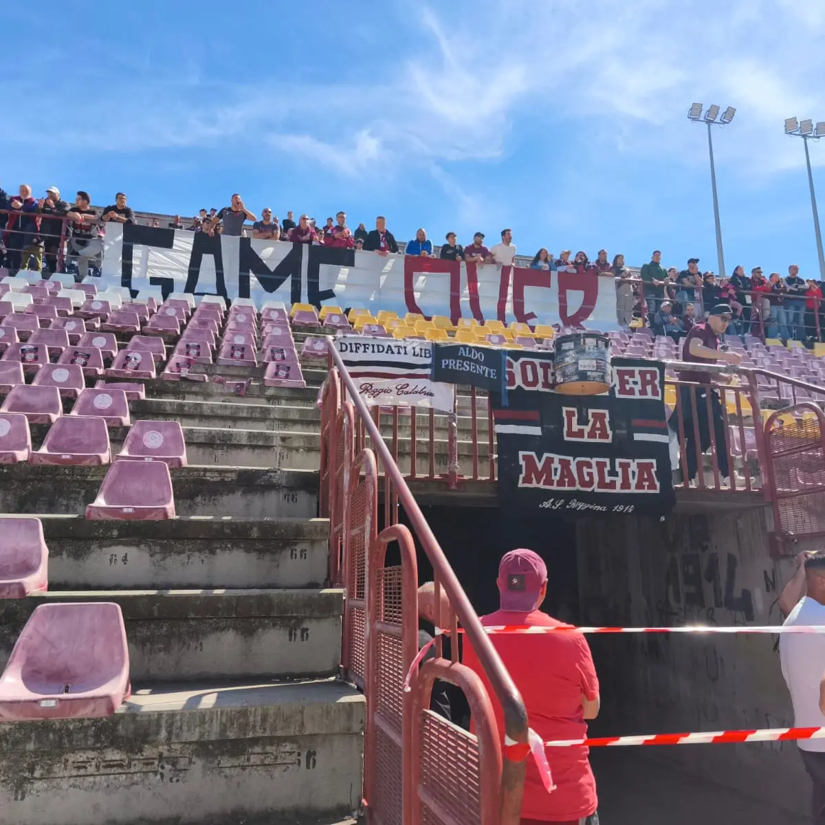 \"Liberatela\": si scioglie tra fischi e striscioni pungenti il patto di ferro tra la Reggina e i suoi tifosi\n