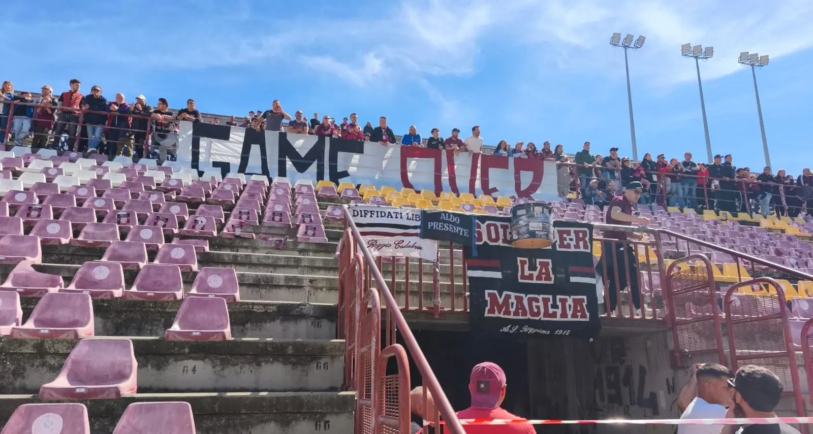 \"Liberatela\": si scioglie tra fischi e striscioni pungenti il patto di ferro tra la Reggina e i suoi tifosi\n