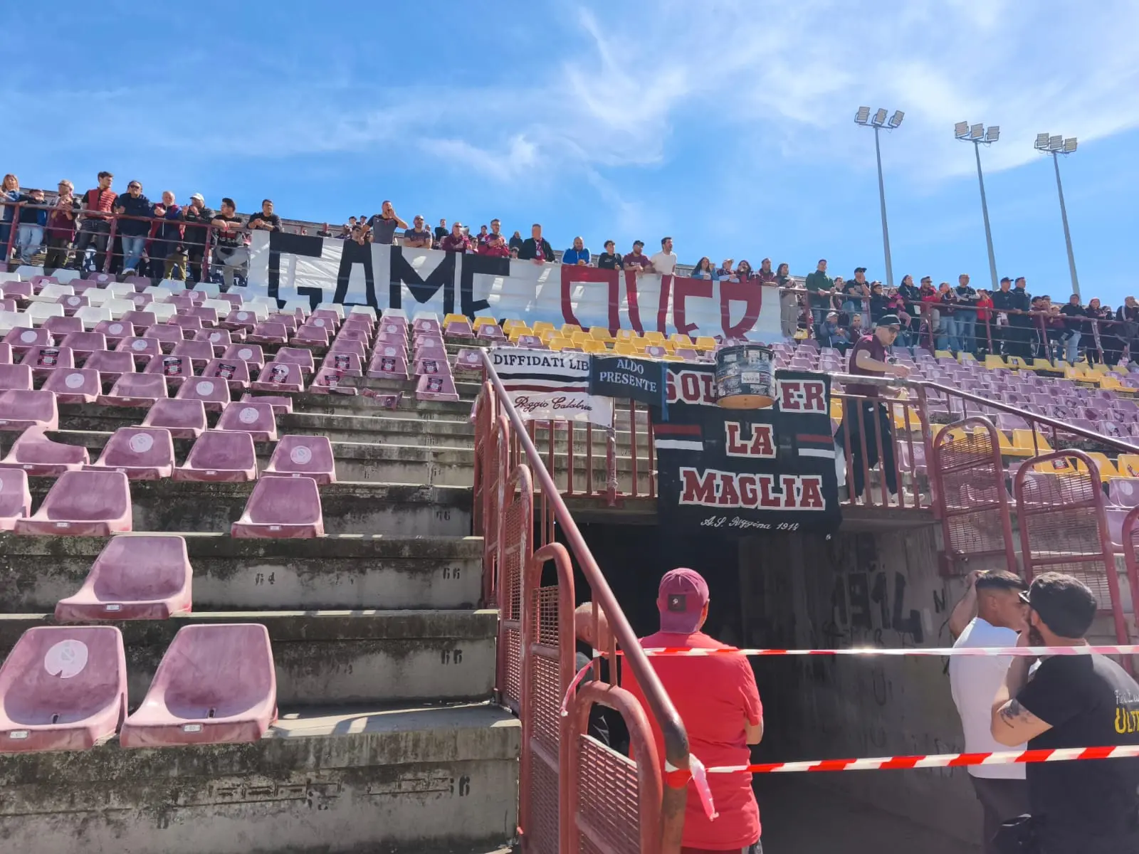 \"Liberatela\": si scioglie tra fischi e striscioni pungenti il patto di ferro tra la Reggina e i suoi tifosi\n