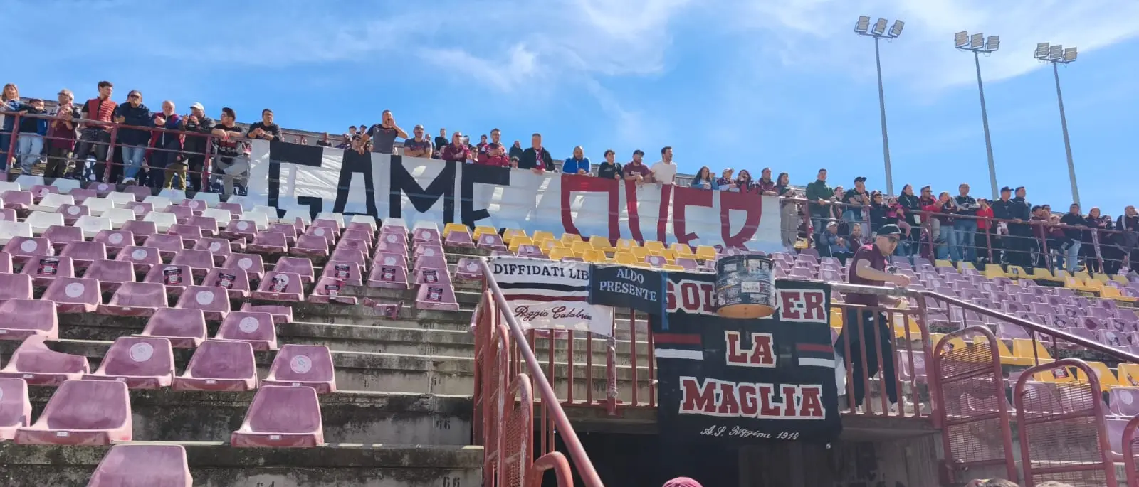 \"Liberatela\": si scioglie tra fischi e striscioni pungenti il patto di ferro tra la Reggina e i suoi tifosi\n