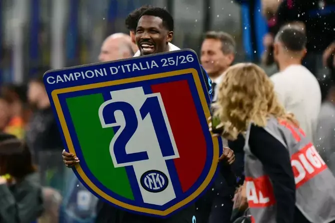 Notte tricolore a Milano: l’Inter batte 2-0\u00A0il Parma e diventa campione d’Italia\n
