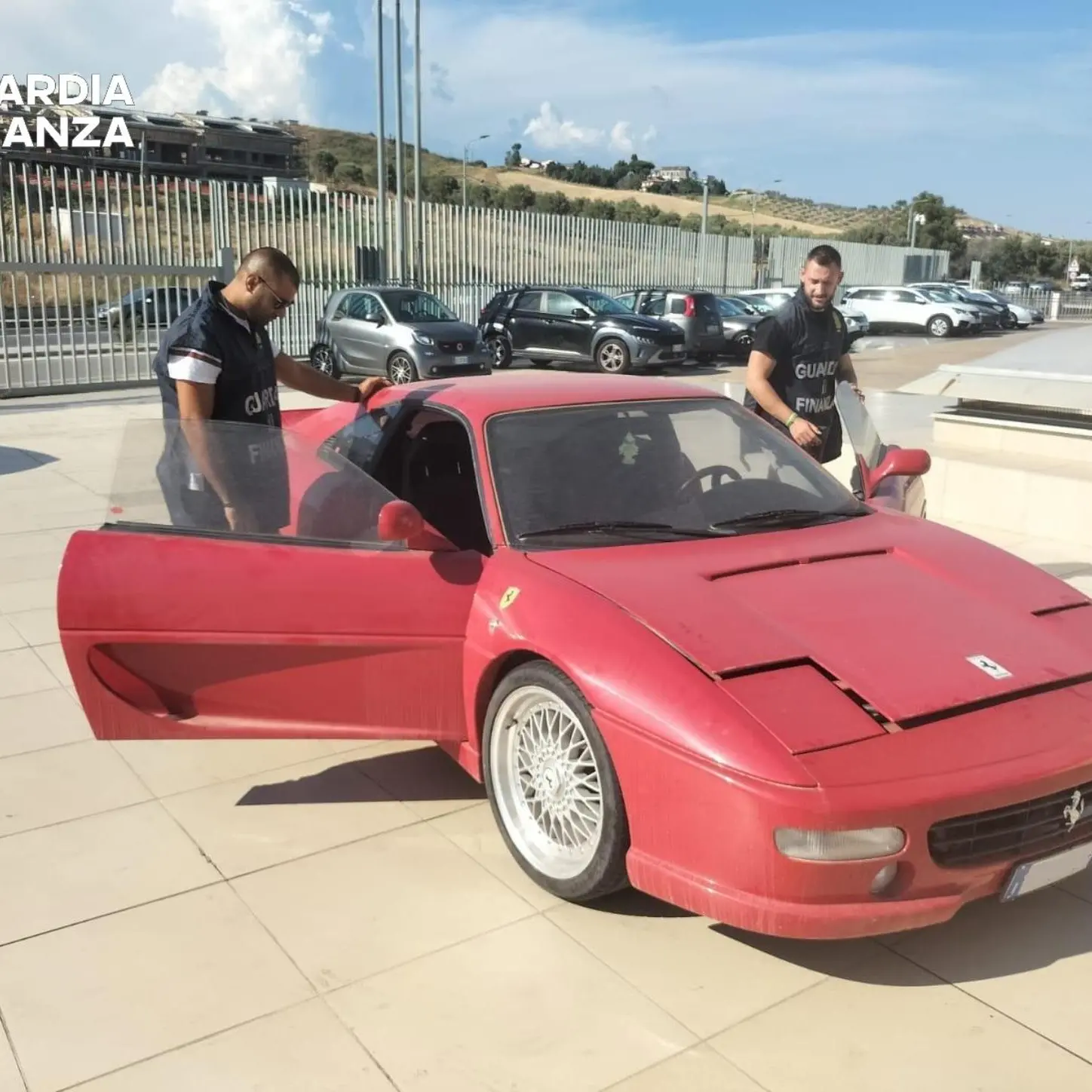 Da Toyota a Ferrari: a Catanzaro scoperta auto “tarocca”, distrutti stemmi e componenti falsi\n