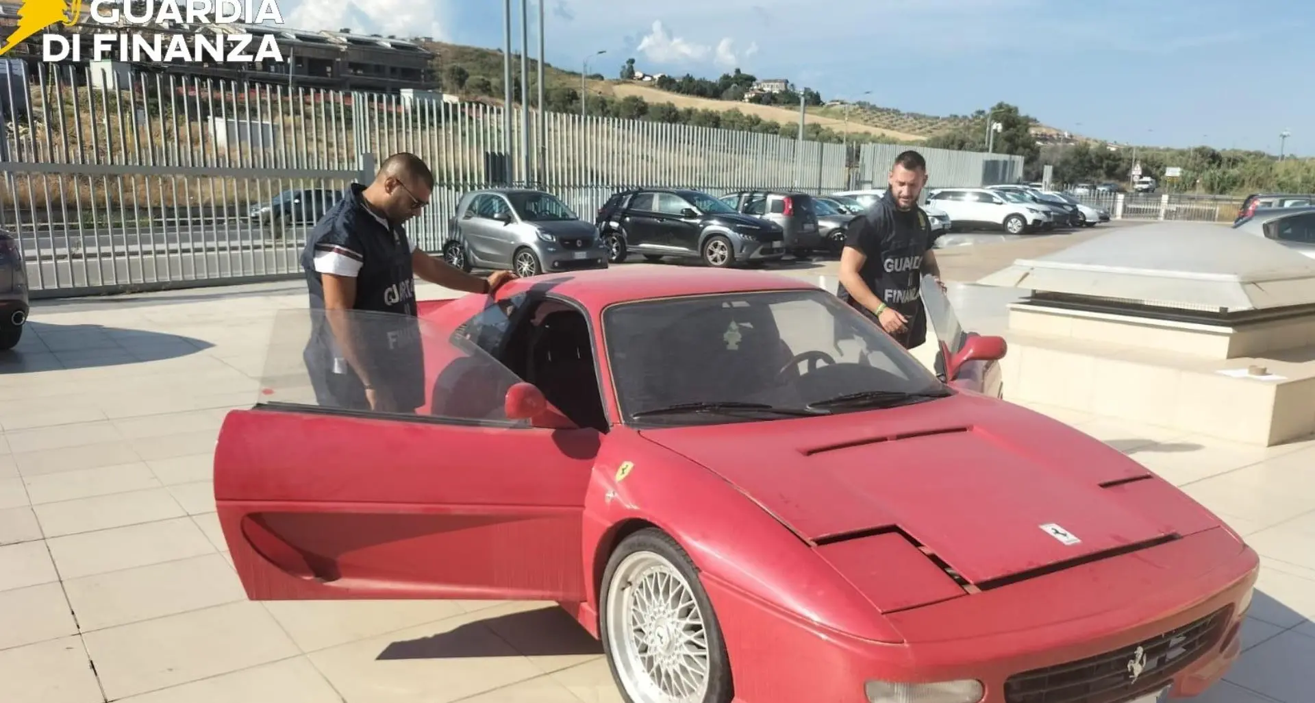 Da Toyota a Ferrari: a Catanzaro scoperta auto “tarocca”, distrutti stemmi e componenti falsi\n