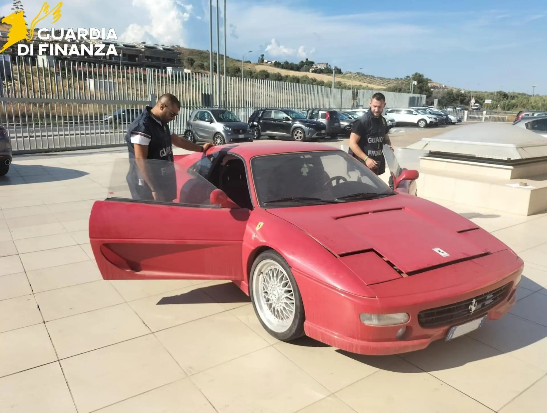 Da Toyota a Ferrari: a Catanzaro scoperta auto “tarocca”, distrutti stemmi e componenti falsi\n