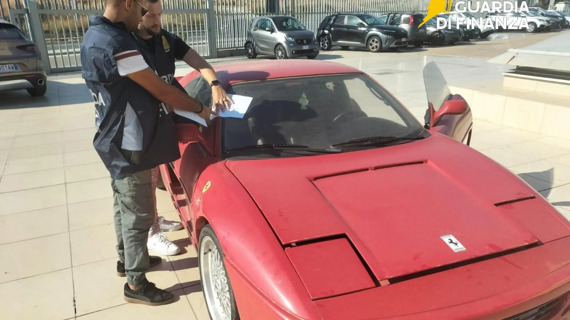 Finta Ferrari a Catanzaro, Gdf smonta e distrugge i pezzi contraffatti