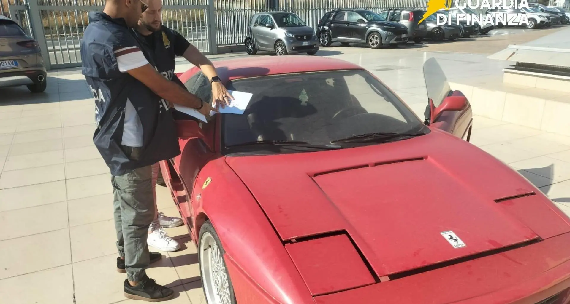Finta Ferrari a Catanzaro, Gdf smonta e distrugge i pezzi contraffatti