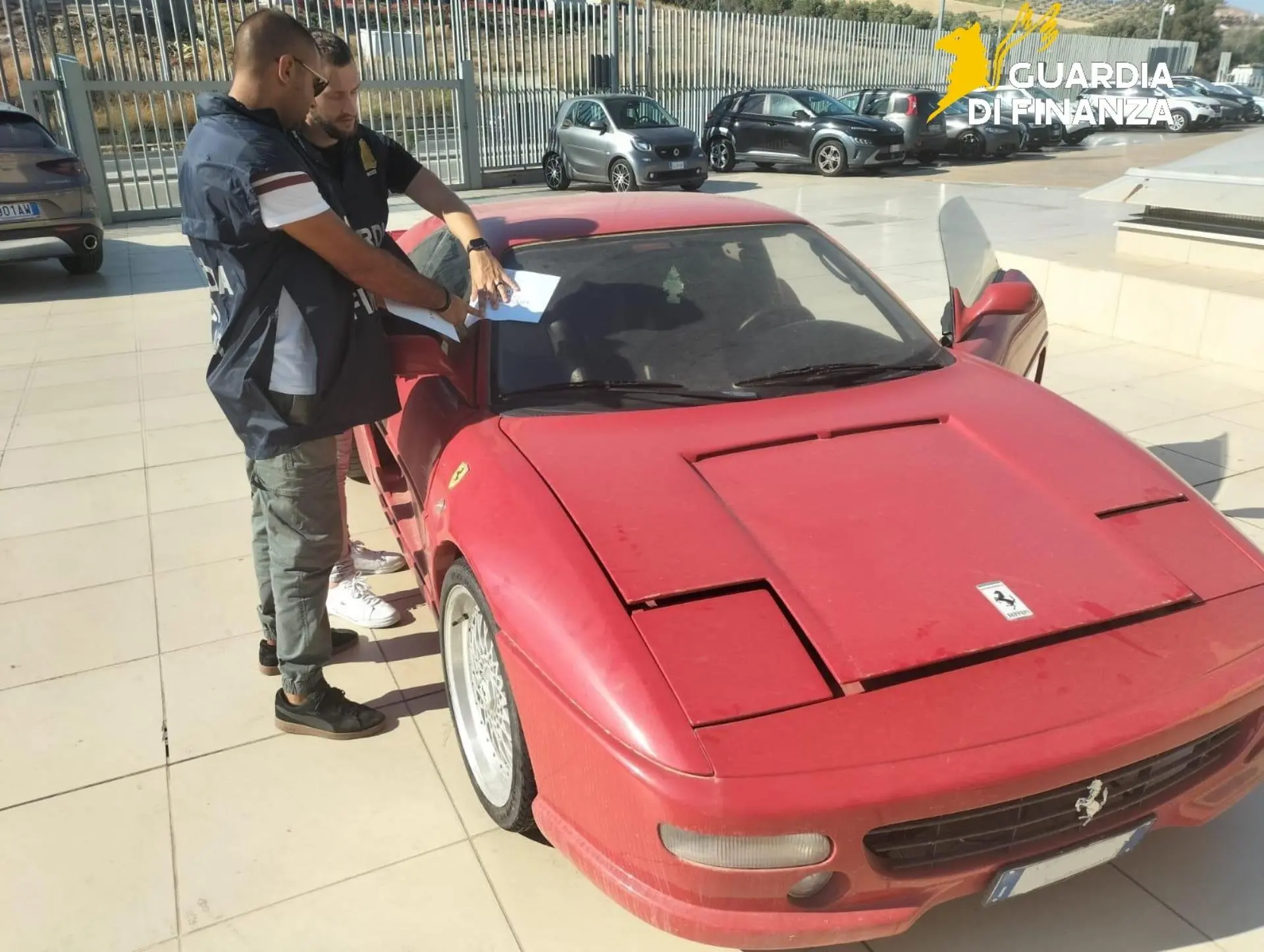 Finta Ferrari a Catanzaro, Gdf smonta e distrugge i pezzi contraffatti