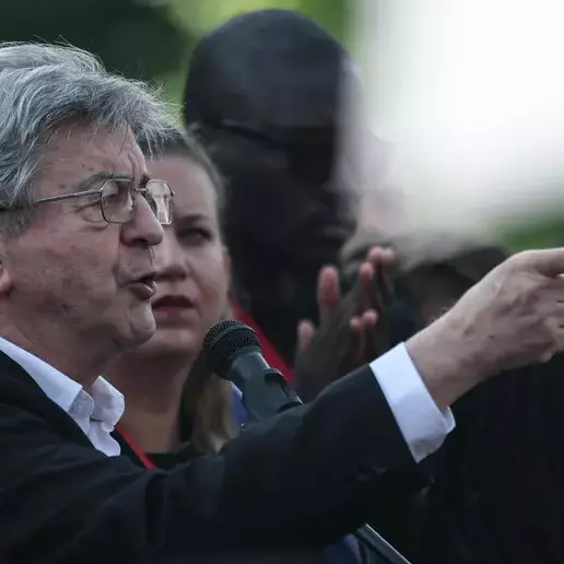 Francia 2027, Mélenchon in campo: sfida aperta al Rassemblement National\n