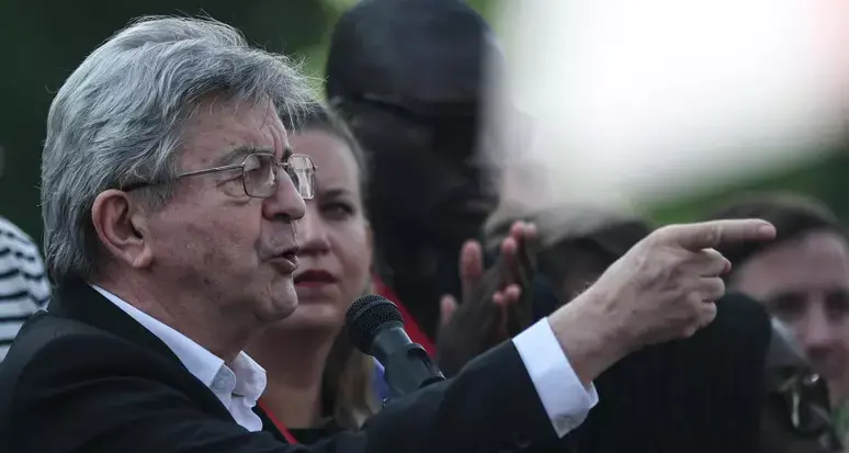 Francia 2027, Mélenchon in campo: sfida aperta al Rassemblement National\n