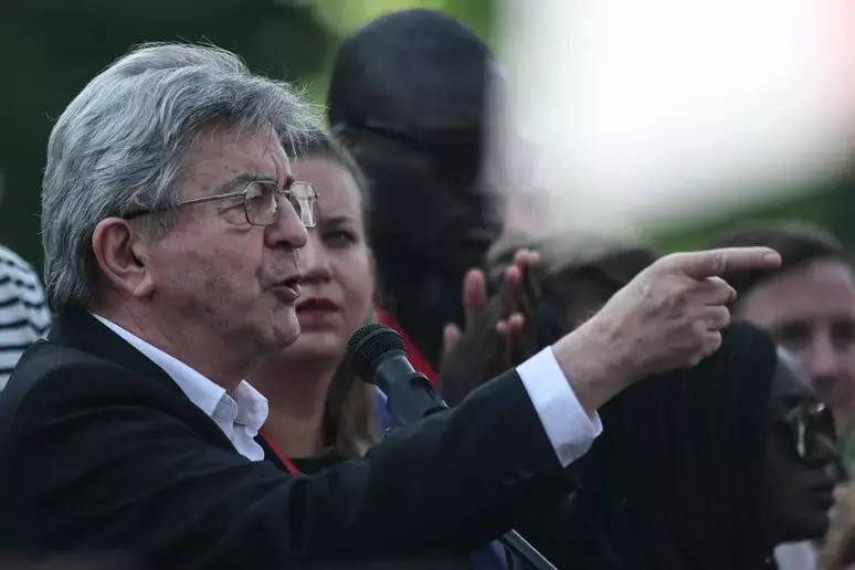 Francia 2027, Mélenchon in campo: sfida aperta al Rassemblement National\n