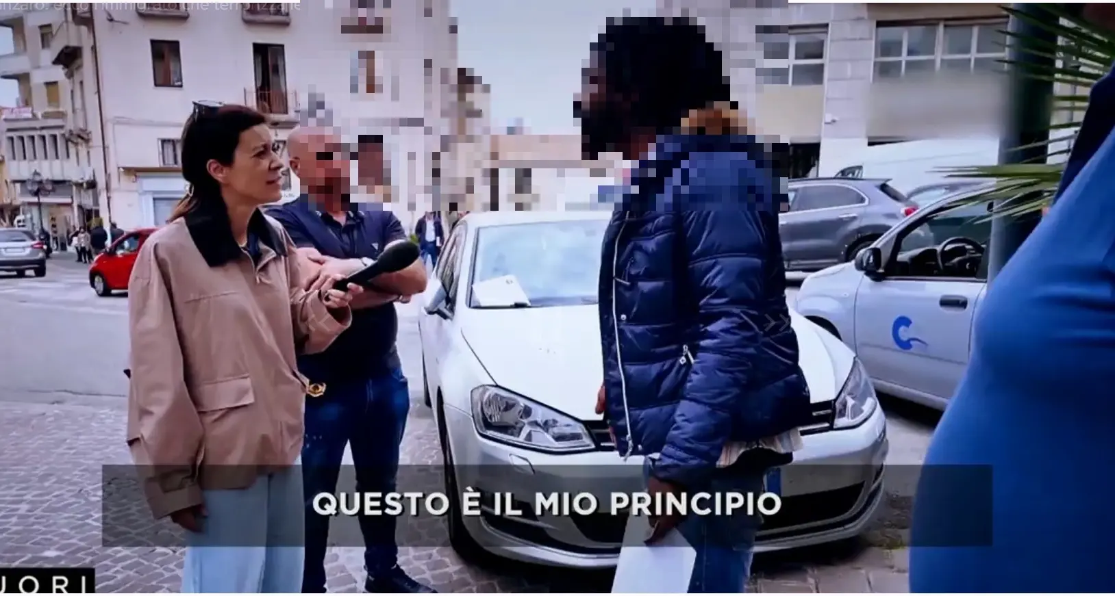 Paura in centro a Catanzaro: nigeriano molesta donne e lo ammette alla troupe tv