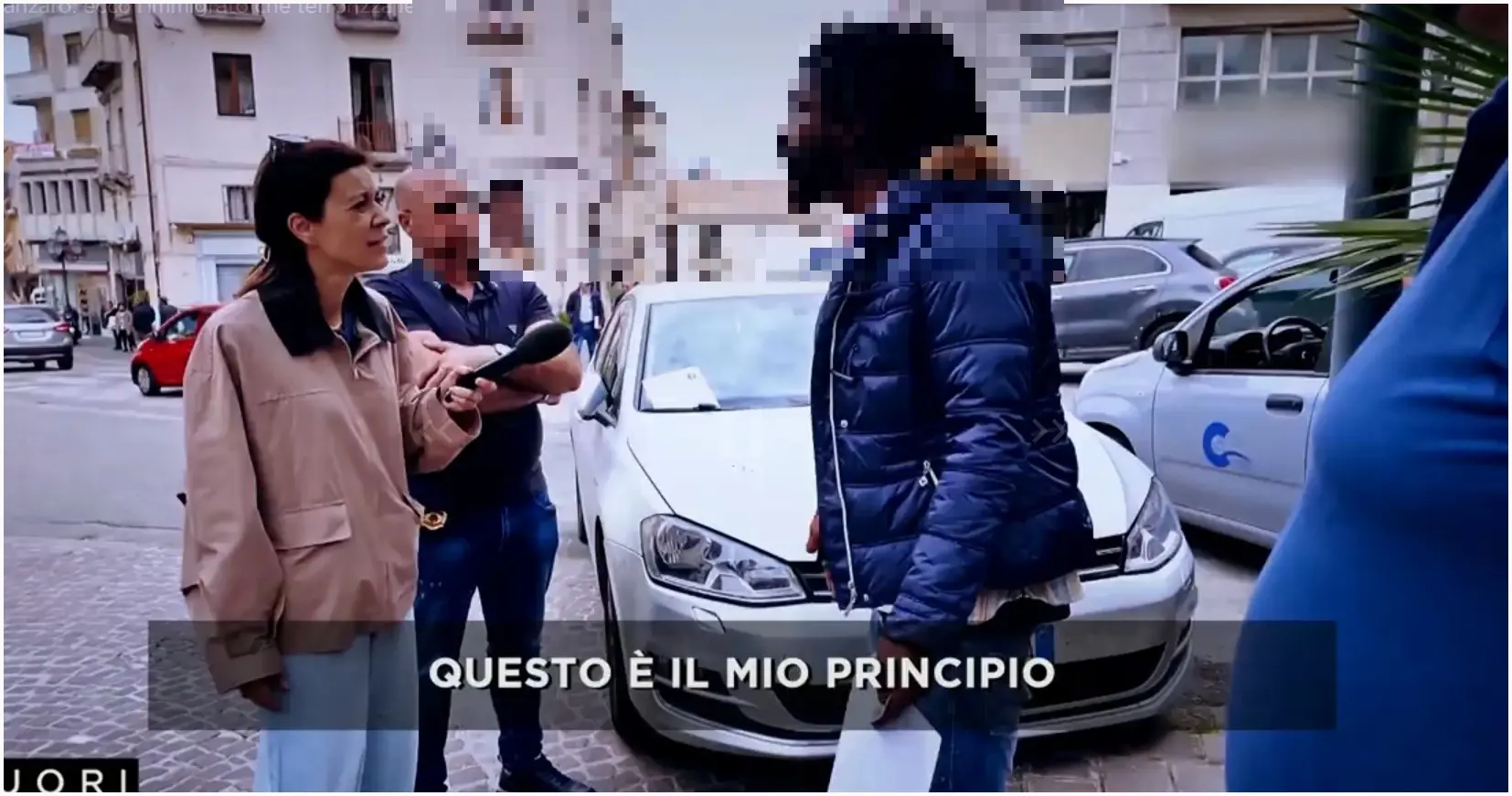 Paura in centro a Catanzaro: nigeriano molesta donne e lo ammette alla troupe tv