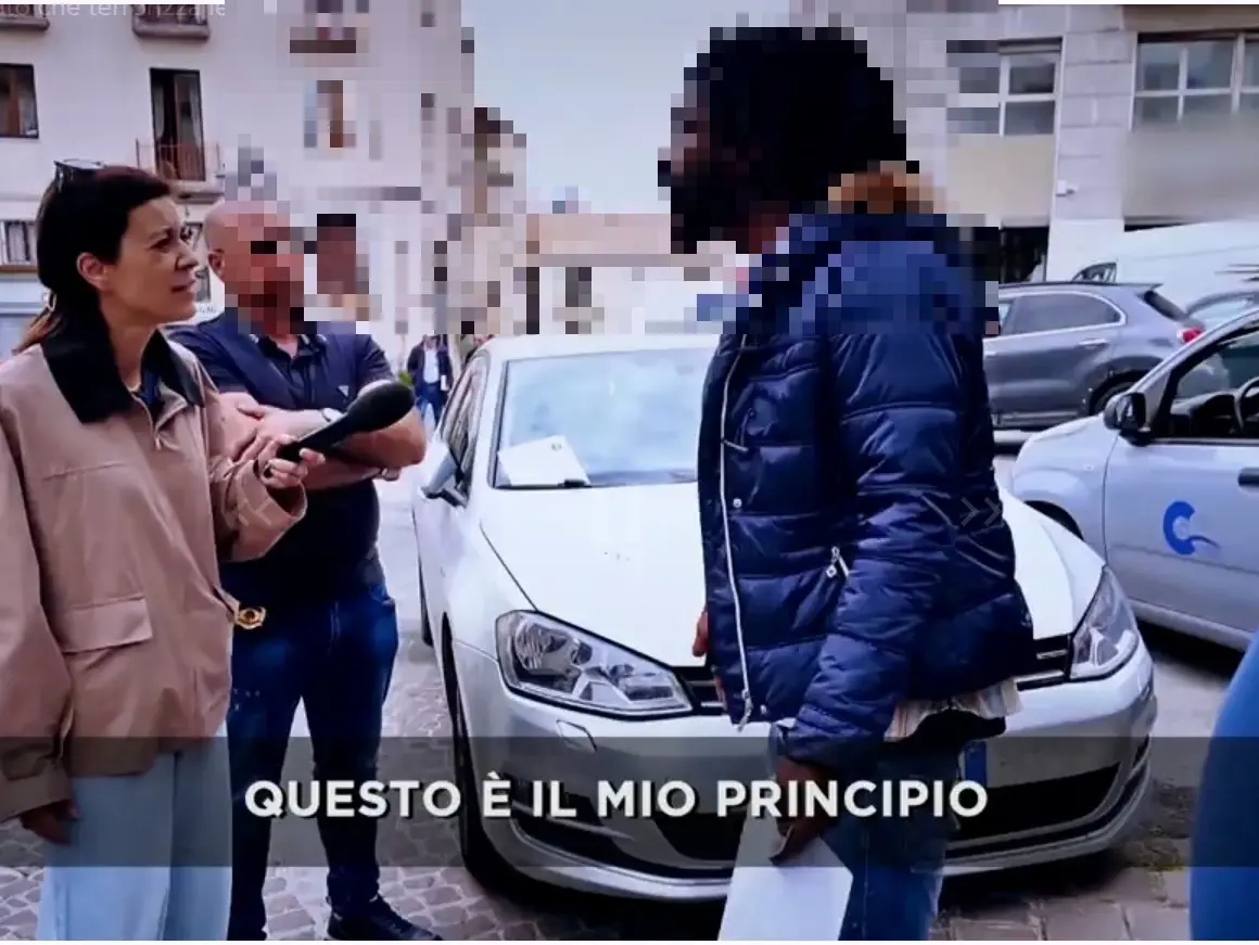 Paura in centro a Catanzaro: nigeriano molesta donne e lo ammette alla troupe tv
