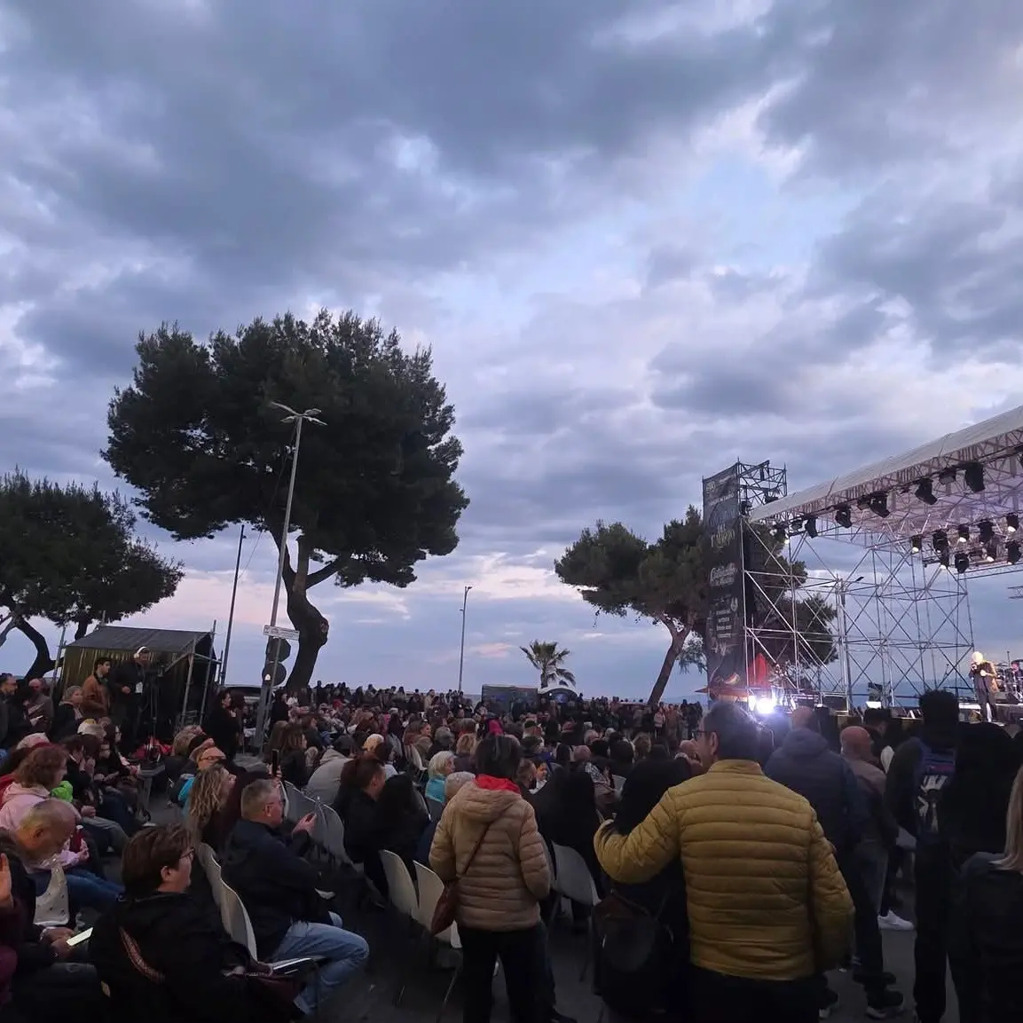 Festa del Primo Maggio nel quartiere marinaro: musica e solidarietà per gli imprenditori colpiti dal ciclone Harry\n