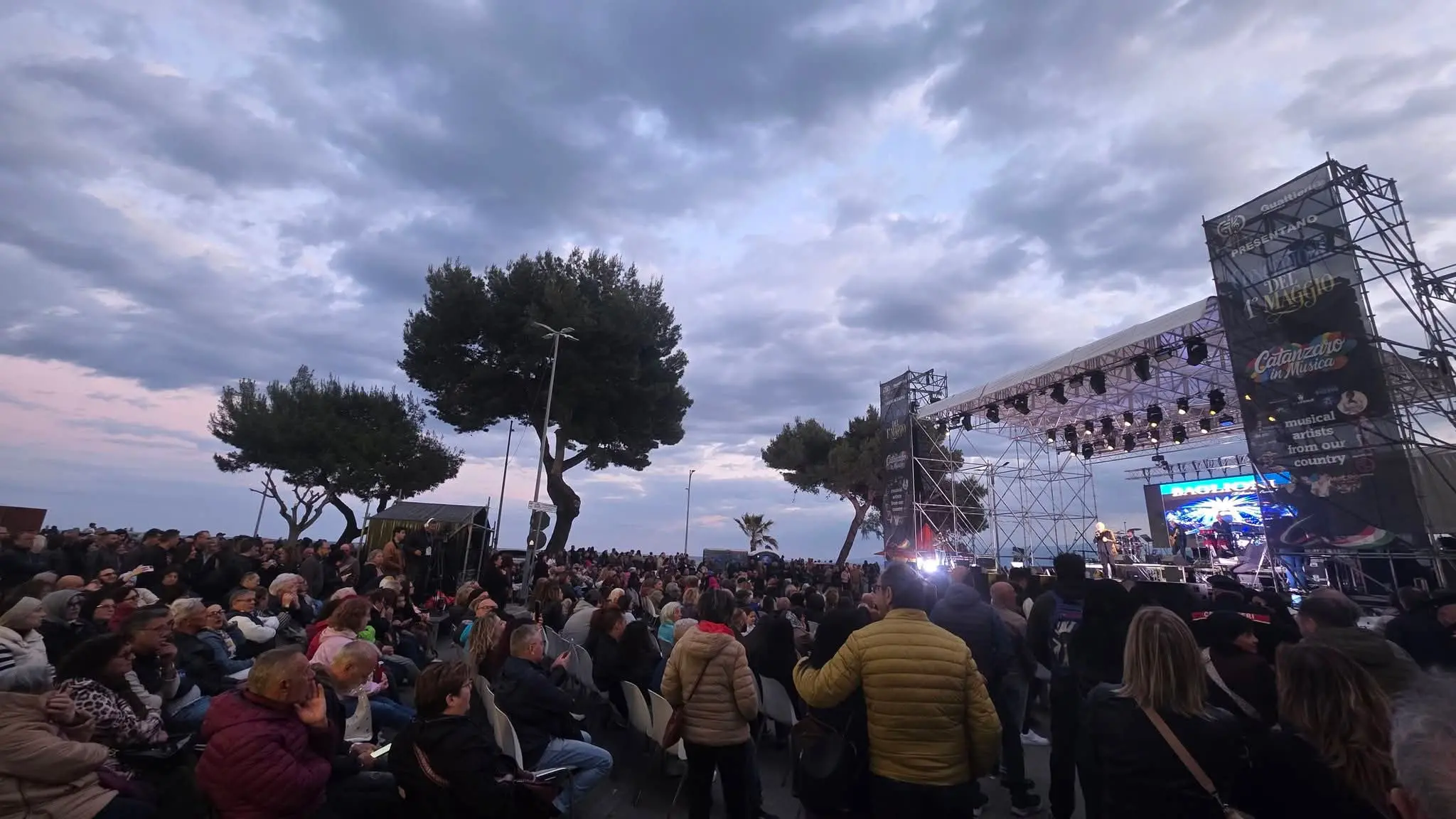 Festa del Primo Maggio nel quartiere marinaro: musica e solidarietà per gli imprenditori colpiti dal ciclone Harry\n