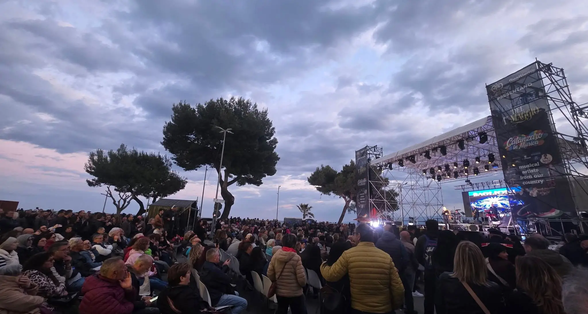 Festa del Primo Maggio nel quartiere marinaro: musica e solidarietà per gli imprenditori colpiti dal ciclone Harry\n