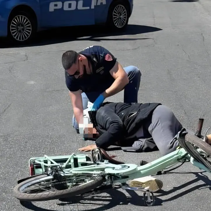 Gioia Tauro, polizia salva\u00A0una donna ferita a seguito di una caduta dalla bicicletta\n