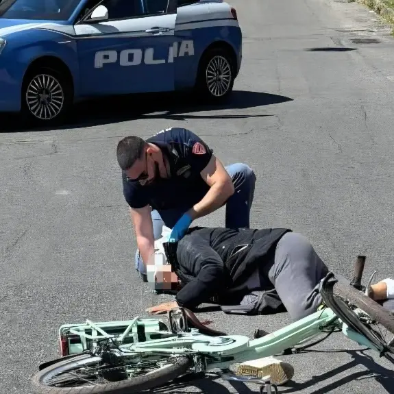Gioia Tauro, cade dalla bici e sbatte il viso contro l’asfalto: polizia soccorre una donna che rischia di soffocare\n