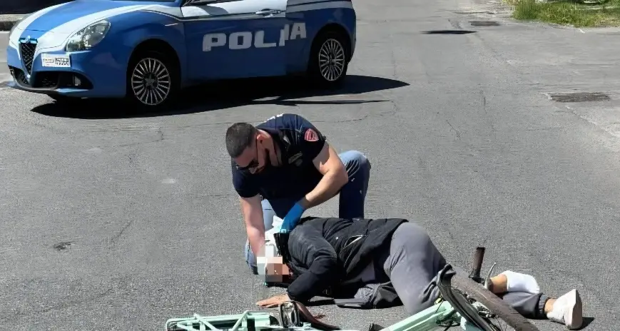 Gioia Tauro, cade dalla bici e sbatte il viso contro l’asfalto: polizia soccorre una donna che rischia di soffocare\n
