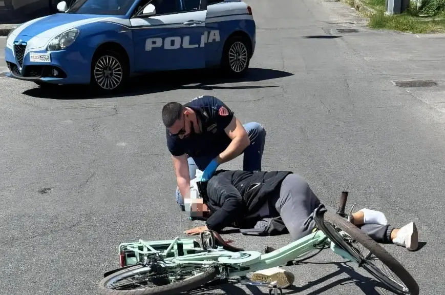 Gioia Tauro, cade dalla bici e sbatte il viso contro l’asfalto: polizia soccorre una donna che rischia di soffocare\n