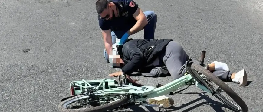 Gioia Tauro, cade dalla bici e sbatte il viso contro l’asfalto: polizia soccorre una donna che rischia di soffocare\n
