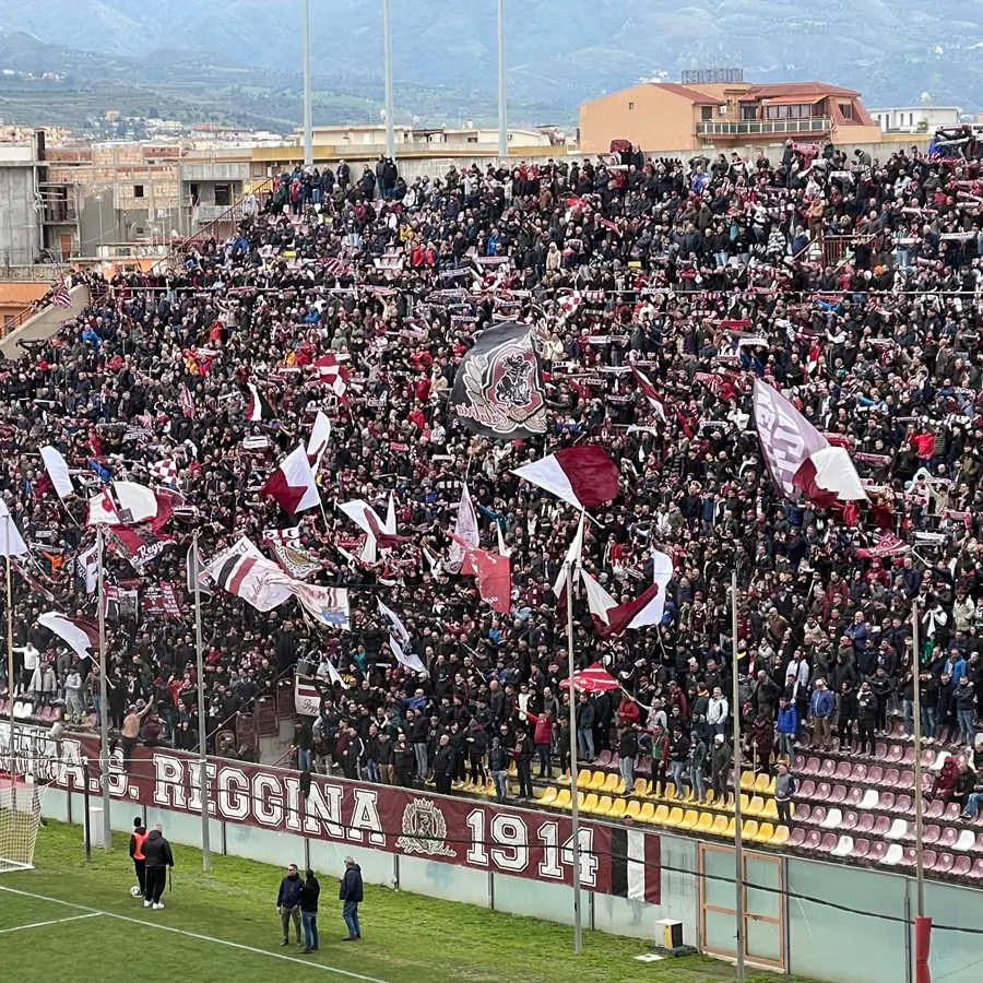 La Curva Sud chiama a raccolta la città: «Liberiamo la Reggina». Indetta per domenica la Marcia Amaranto\n