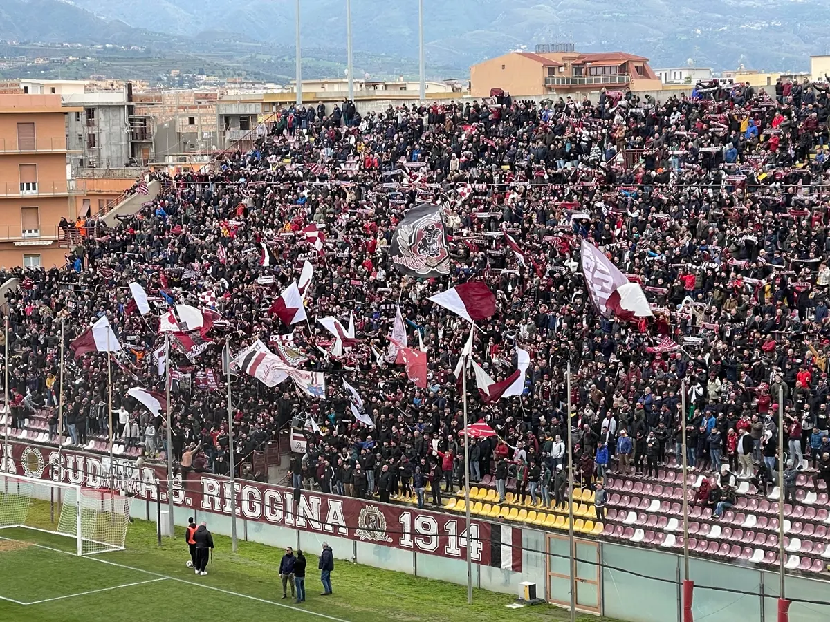 La Curva Sud chiama a raccolta la città: «Liberiamo la Reggina». Indetta per domenica la Marcia Amaranto\n
