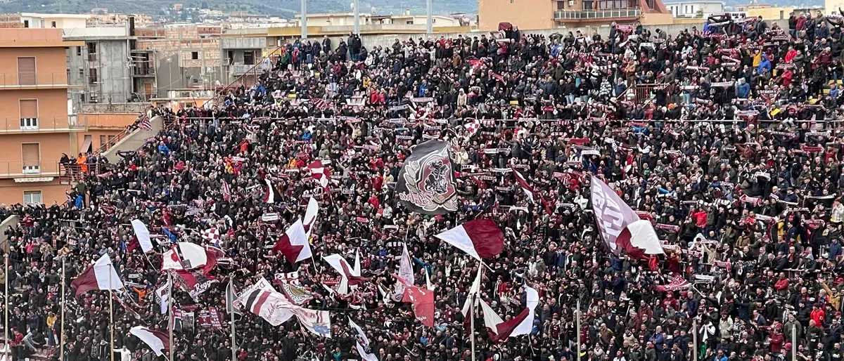 La Curva Sud chiama a raccolta la città: «Liberiamo la Reggina». Indetta per domenica la Marcia Amaranto\n