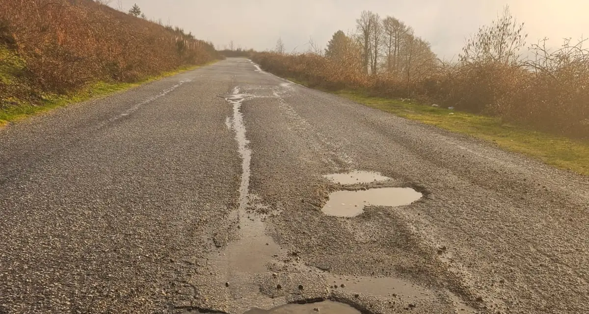 <p>Strade chiuse o impraticabili nelle Serre, la denuncia di Fabriella Group: «È la <span style=\"color:hsl(0, 75%, 60%);\">morte economica </span>e sociale di un territorio»</p>