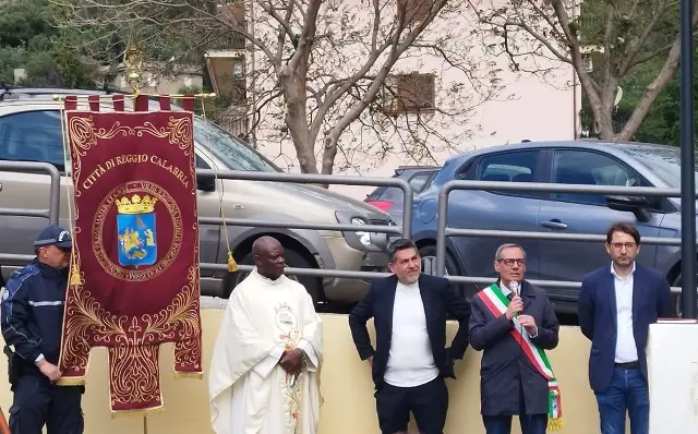 Domenica mattina di festa a Rosario Valanidi per la riconsegna della piazza alla comunità\n