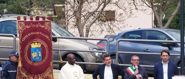 Domenica mattina di festa a Rosario Valanidi per la riconsegna della piazza alla comunità\n