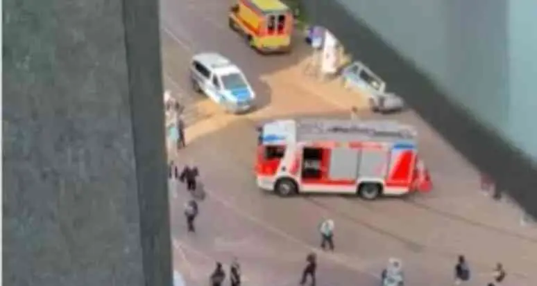 Auto contro un gruppo di persone nel centro di Lipsia,\u00A0due morti e due feriti gravi: arrestato il conducente\n