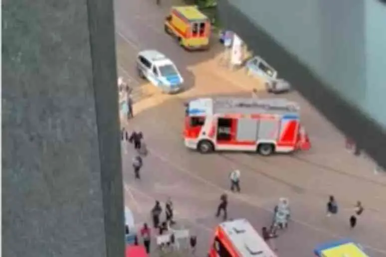 Auto contro un gruppo di persone nel centro di Lipsia: due morti e due feriti gravi\n