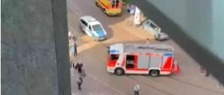 Auto contro un gruppo di persone nel centro di Lipsia,\u00A0due morti e due feriti gravi: arrestato il conducente\n