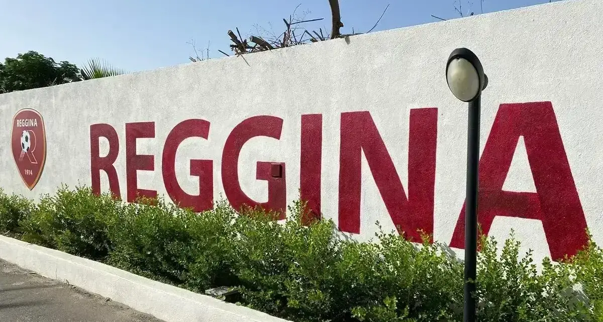 Reggina, fuori dal campo la partita più delicata: Torrisi si auto-accusa, la piazza contesta e chiede un cambio radicale alla guida del club\n
