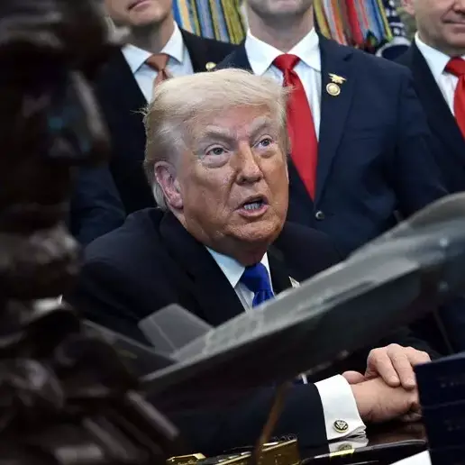 Trump minimizza il calo nei sondaggi: «Sono falsi». Ma il consenso alla guerra precipita al 36%\n