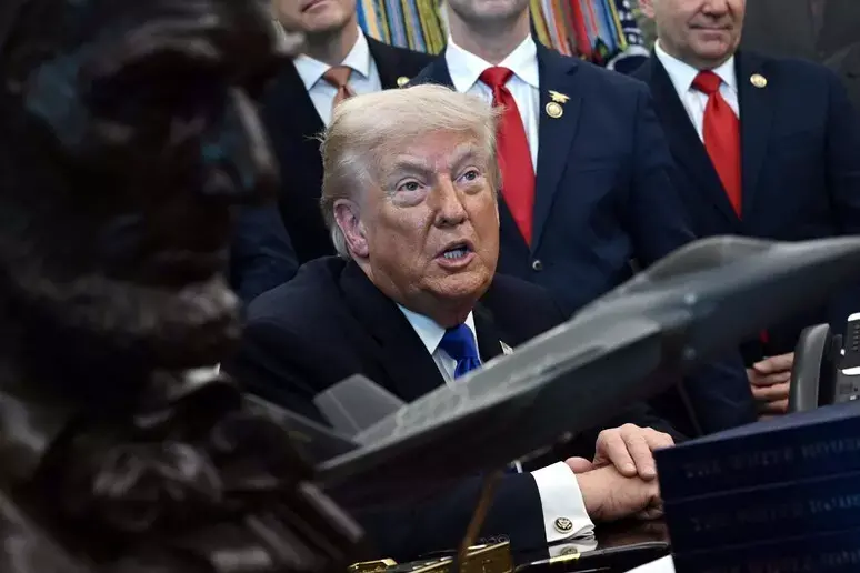Trump minimizza il calo nei sondaggi: «Sono falsi». Ma il consenso alla guerra precipita al 36%\n